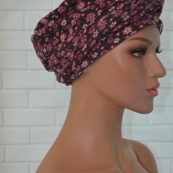 Handgemaakte chemo muts Brina grijs met roze bloem/blauw creme gestreept maat L