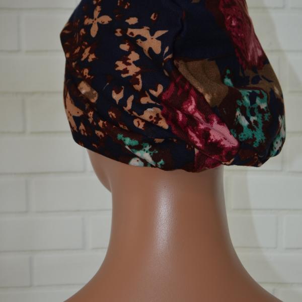 Handgemaakte chemo muts Barbara maat S donker blauw met bloemen