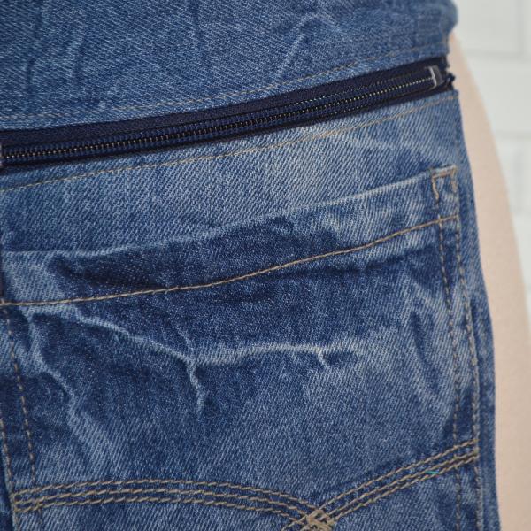 Heuptas handgemaakt van gebruikte wrinkle jeans met rits en zak