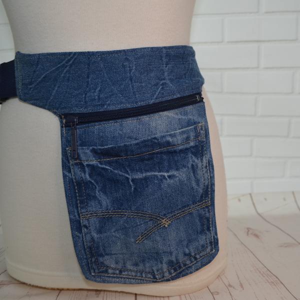 Heuptas handgemaakt van gebruikte wrinkle jeans met rits en zak